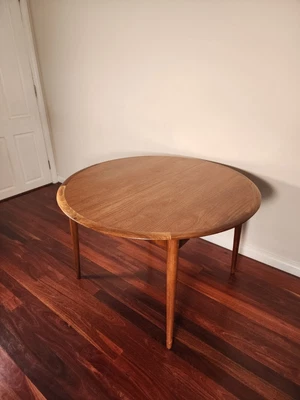 $950 • Buy T.H. Brown Mid Century Extendable Dining Table - Restored 