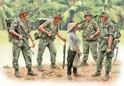 1/35 US Soldiers Patrolling Vietnam (4 & Woman) • $31.55