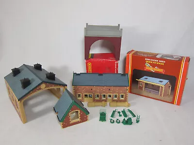 4x Hornby OO Buildings R504 Engine Shed R502 Booking Hall R506 Shed R189 Bridge • £22