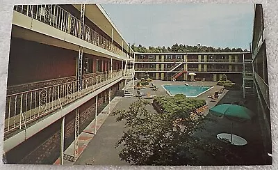 Chrome Postcard The Arrowhead Motor Inn Pool Near Boston Massachusetts Vaca P252 • $1.99