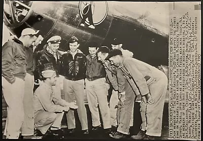 1945 Photo-WWII Crew Of B-29 That Dropped Atomic On Nagurski Returns To Mather • $69.99