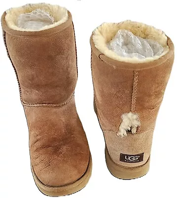 Ugg Boots Size UK6.5/ USA8/ EU39 Sheepskin Lined Ankle Boot (WITH HOLE) • £9.95