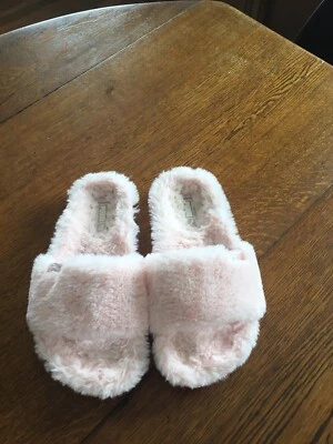 $25 • Buy PUMA PINK FUR SLIDES Size 37