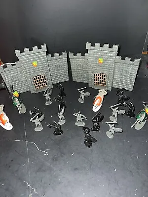 Vtg Plastic Medieval Castle Playset Vintage Knights Armor Joust Horses • $19.99