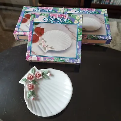 White Shell Trinket/Soap Dish With Roses Decoration. BNIB. • £5