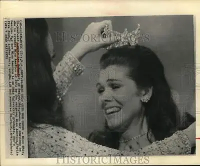 1971 Press Photo Laurie Lee Schaefer Crowned Miss America By Phyllis George • $19.99