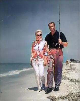 Rare Color Still NEW YORK YANKEES  Joe DiMaggio & Marilyn Monroe ON THE BEACH • $9.99