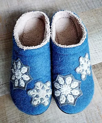 L.L. Bean Women's Daybreak Scuffs Slippers Size 8 Blue Snowflake Wool  • $29.74