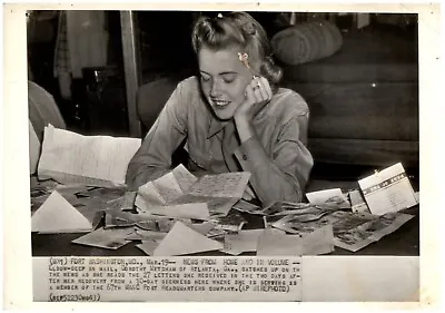 WWII News From Home Female 67th WAAC Post HQ Asst Press AP Photograph 8x11  1943 • $22.99