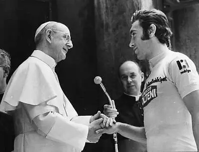 Pope Paul VI Shaking Hand Champion Cyclist Eddy Merckx Prior - 1974 Old Photo • $5.87