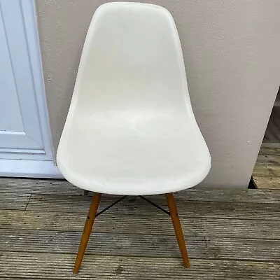 Vitra Eames Cream Coloured Plastic Chair • £49.86
