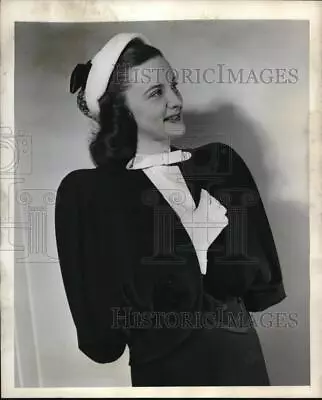 1946 Press Photo Maurice Rentner's Envelope Soutache Braid In A Button And Butt • $19.99