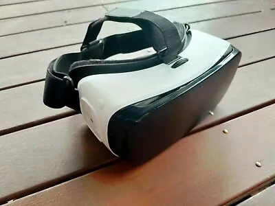 Used Samsung Gear VR Oculus VR Headset • $45