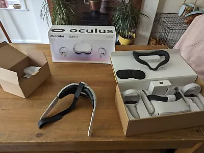 Meta/Oculus Quest 2 VR Headset 64GB With Controllers • £100