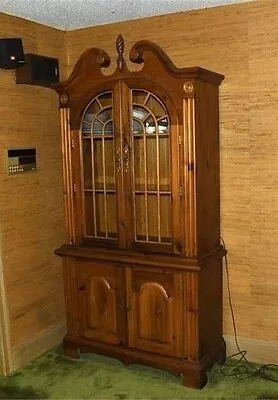 Oak Chippendale Pediment 2-Door Breakfront China Hutch Cabinet W/Glass Shelves • $850