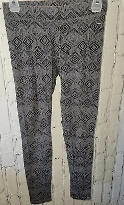 Victoria's Secret PINK Black Gray Geo Aztec Tribal Stretch Capri Leggings S • $10.88