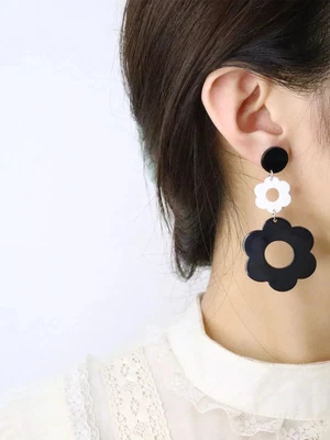 £5.99 • Buy New Mod / 60s Daisy Earrings