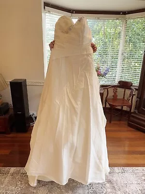 Size 8–Brand New Wedding Dress With Train 19 • $85