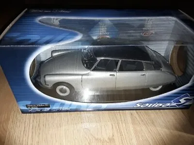 Solido 1/18 Scale Diecast 8033CG - Citroen DS19 Berline 1963 - Silver • £42