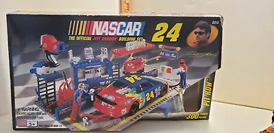 Mega Bloks 1/29 Nascar Jeff Gordon #24 Dupont Pit Row Building Set #9915 • $19.95