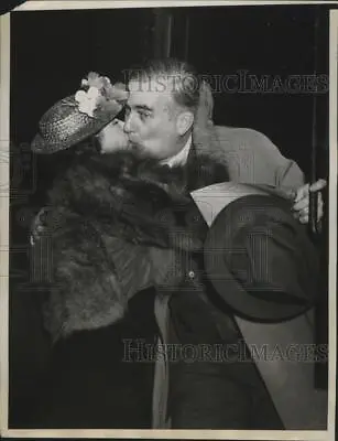 1940 Press Photo Charles Edison Gets Goodbye Kiss From Wife - Ney22766 • $15.99