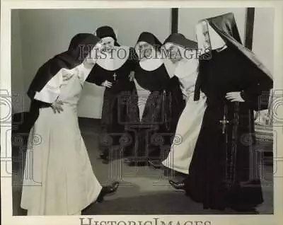 1945 Press Photo Nuns Act Out Story Of The Little Dutch Doll Oak Park Illinois • $9.99