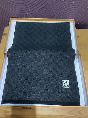 Louis Vuitton LV Scarf Black Men • £150