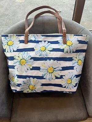 £9 • Buy Large Beach Bag With Zip, Blue And White Flowers.