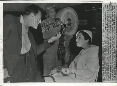 1957 Press Photo Actress Elizabeth Taylor And Husband Mike Todd In London • $29.88