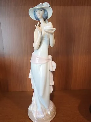 Lladro 5470 Tea Time In Mint Condition! Original Blue Box! 14.5-inch-tall Woman  • $350