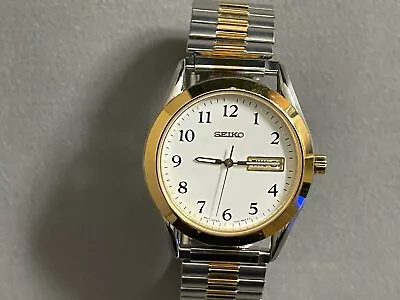 Seiko 7N43-9070 Day Date White Dial Two Tone Stretch Band Mens Watch Working • $25