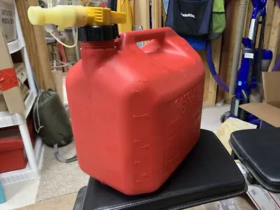 NO-SPILL 5-GALLON PLASTIC GAS CAN Made In USA 1450-V6 EXCELLENT Condition! • $24.90