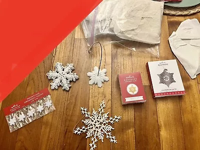 VTG PLASTIC SNOWFLAKES-14 & HALLMARK SNOWFLAKE ORNAMENTS & Display Stands Hooks • $39.99