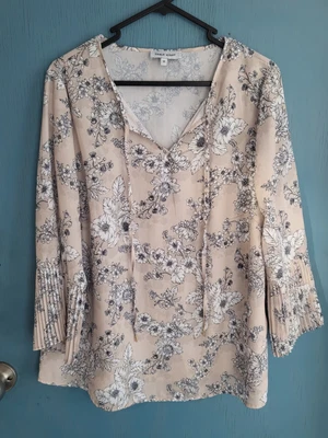 $18 • Buy Table Eight Size 14