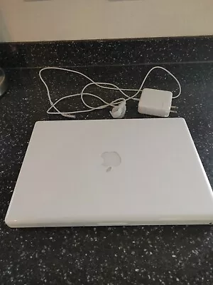 Apple MacBook 13 Inch Laptop - 2GB RAM 250GB  A1181 MB881LL/A May 2009  • $55