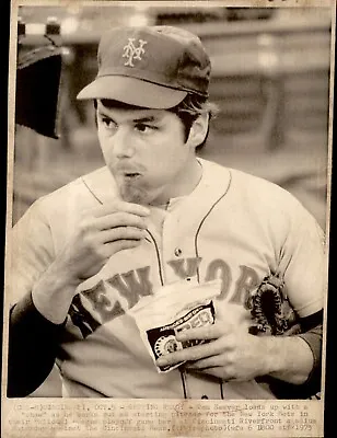 LD289 1973 AP Wire Photo TOM SEAVER GETTING READY RED MAN CHAW TOBACCO NY METS • $20