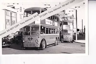 London Transport - L3 Type Trolley Bus - No. 1528 - Route 621 - Photo  # B13400 • £1