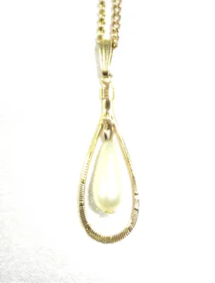 Vintage SARAH COV COVENTRY 1970  SNOW DROP  Simulated Pearl TearDrop Necklace! • $5.95