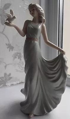 £29.99 • Buy SBL Regal House Collection Porcelain Lady Figurine Bird In Hand Size 26 X 14 Cm