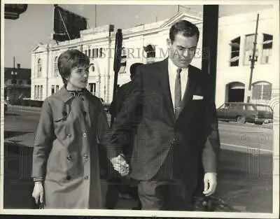 1968 Press Photo Marina Oswald Porter And Husband Kenneth In New Orleans • $17.88
