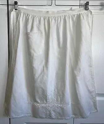 Vintage Paper White Apron 100% Linen Embroidery Lace Hand Made 28  • $22