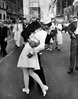 VJ VICTORY DAY TIMES SQUARE KISS GLOSSY POSTER PICTURE PHOTO PRINT Sailor 5441 • $14.99