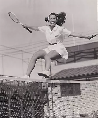 1943 Press Photo Beautiful Actress Jinx Falkenburg Jumping Over A Tennis Net • $12.99