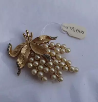 RARE Vintage 2.5  Trifari Brooch Pin Jewelry Gold Tone Pearls Leaves Collectible • $81