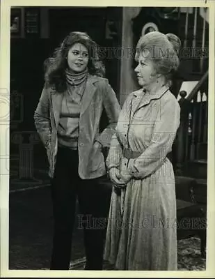 1980 Press Photo Actress Lisa Whelchel Charlotte Rae On  The Facts Of Life  • $19.99