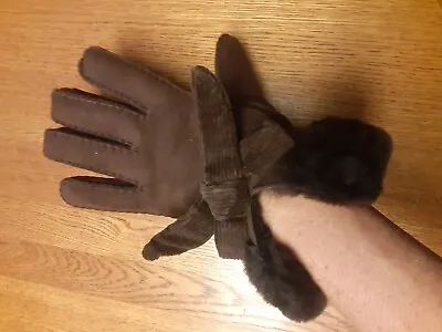 One Ugg Womens Genuine Sheepskin Brown Water Resistant Suede Glove With Bow Med • $14.99