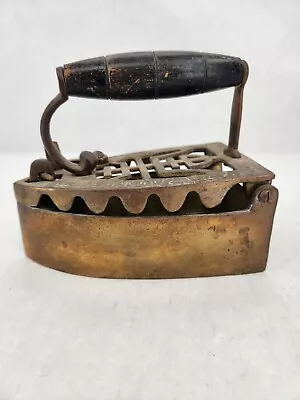 VINTAGE ANTIQUE BRASS COAL CHARCOAL IRON W/LATCH LID WOODEN HANDLE • $39.99