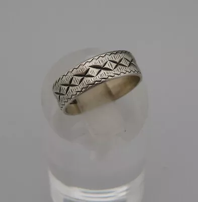 HALLMARKED SILVER WEDDING RING / WEDDING BAND WITH 'KISSES' / CROSS DETAIL C1978 • £18.99