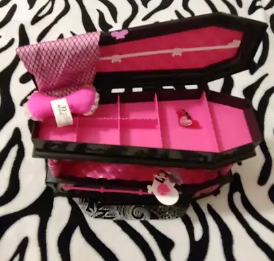 2010 Monster High Draculaura Dead Tired Jewelry Box Coffin Bed Set -  Complete! • $64.99