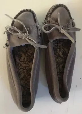 MINNETONKA Gray Suede #409 Kilty Hardsole Moccasin - Size 5.5 Fringe & Bow Cute! • $14.70